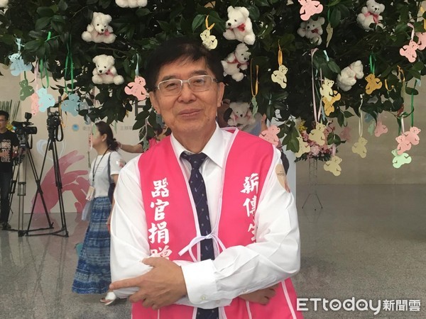 ▲當「白老鼠」換心多活26年　他拉低領口秀「感恩長疤」。（圖／記者嚴云岑攝）