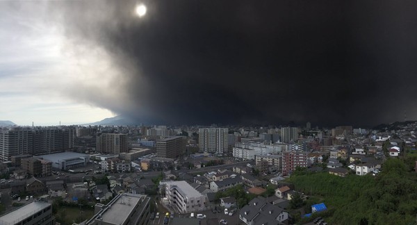 ▲▼ 鹿兒島櫻島火山噴發。（圖／翻攝自Twitter @namiekuwabara）
