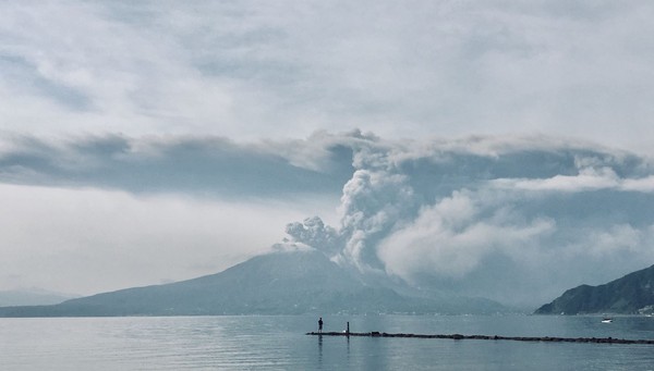 ▲▼鹿兒島火山噴發　白晝瞬變黑天恍若末日。（圖／翻攝自推特）