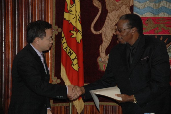 ▲外交部長黃志芳與馬拉威莫泰加總統（H.E. Dr. Bingu wa Mutharika）。（圖／外交部）