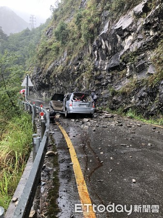 ▲一輛車被落石擊中。（圖／記者李忠憲翻攝）