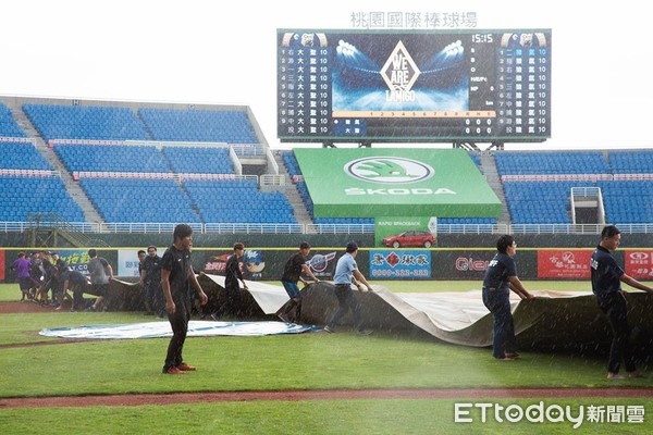 ▲桃園球場大雨。（圖／記者季相儒攝）