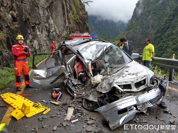 ▲▼中橫臨37便道發生落石砸車，500公斤巨石砸中小客車，車上5人有2人受傷，小女嬰頭部流血，副駕駛座女友腳被夾住，所幸送醫無生命危險。（圖／記者李忠憲翻攝）