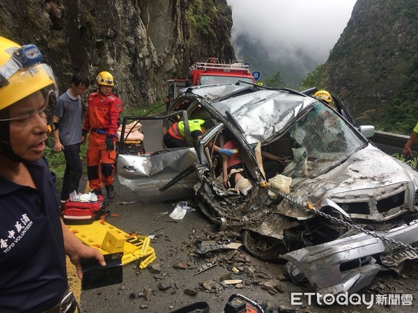 ▲▼中橫臨37便道發生落石砸車，500公斤巨石砸中小客車，車上5人有2人受傷，小女嬰頭部流血，副駕駛座女友腳被夾住，所幸送醫無生命危險。（圖／記者李忠憲翻攝）