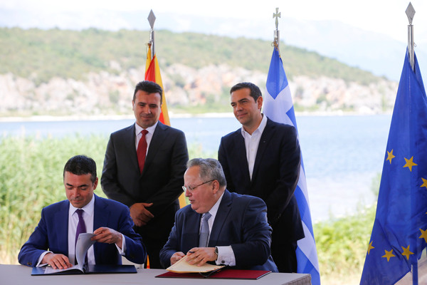 ▲▼ 希臘、馬其頓在邊界簽署協議，正式更名為「北馬其頓共和國」（Republic of North Macedonia），雙方總理出席發表談話，接著由外交部長進行簽署儀式。（圖／路透）