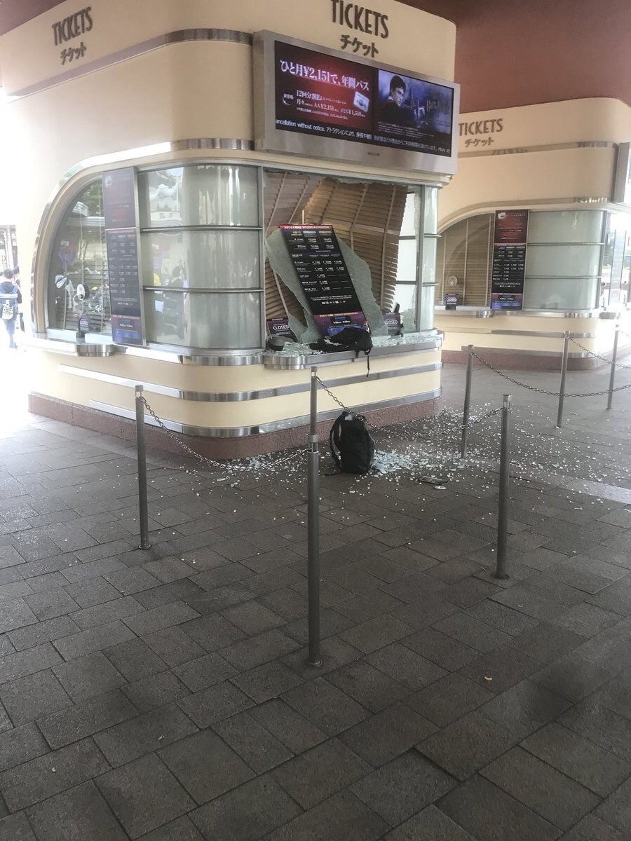 ▲▼大阪地震，環球影城快速通關的票亭玻璃震碎。（圖／翻攝自推特@T_MANAYA_M）