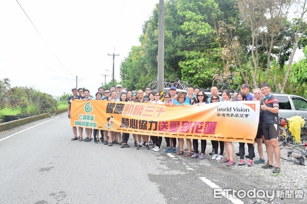 仁寶電腦採購中心資深副總徐文達先生率領一團28位同仁，以騎單車公益小旅行的方式，響應台灣世界展望會「飢餓三十人道救援行動」，熱情捐出一日餐費。（圖／世界展望會提供）