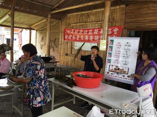 台東縣延平鄉社區媽媽邀請關山慈濟醫院楊雅琳營養師指導，自己動手包自己的健康粽，希望吃出健康，無負擔過端午。（圖／台東衛生局提供）