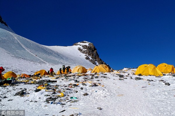 ▲▼聖母峰上遍地都是垃圾和被棄置的登山裝備。（圖／CFP）
