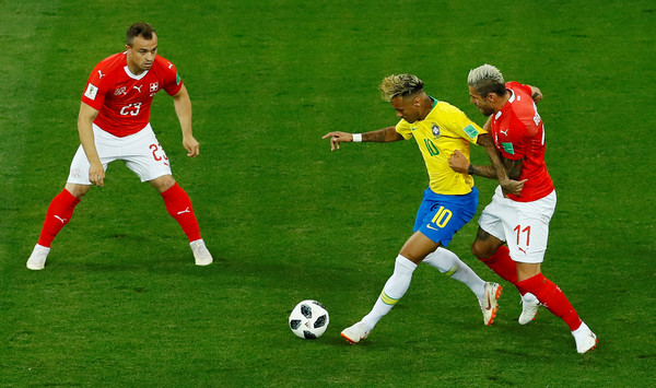 ▲2018世足賽，巴西vs.瑞士，瑞士夏奇提(左)、巴西內馬爾。（圖／路透社）