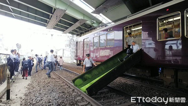 ▲▼大阪地震，電車椅墊變逃生溜滑梯。（圖／記網友提供）