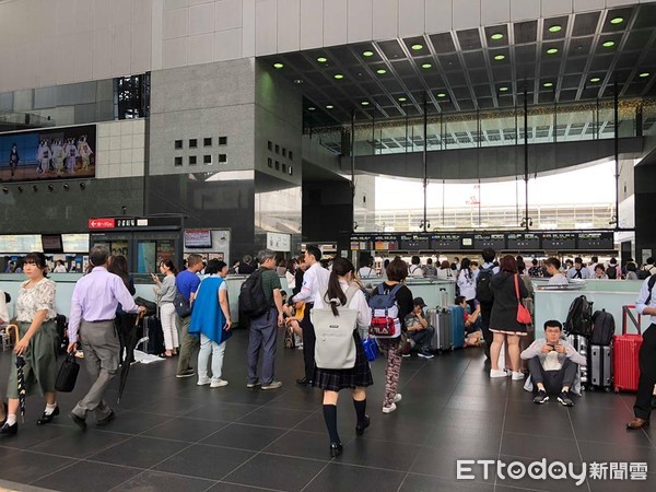 大阪6.1強震造成列車停駛，京都車站外擠滿民眾（圖／記者吳孟臻攝）