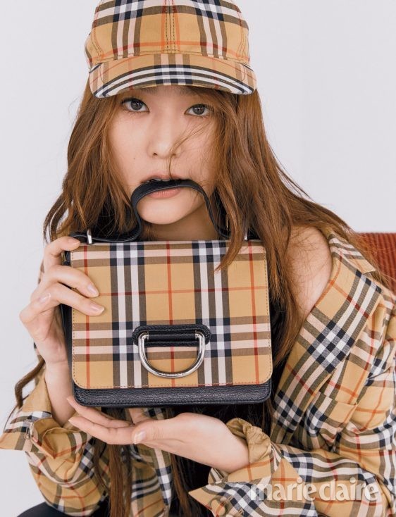 ▲▼Krystal背BURBERRY D-ring包。（圖／翻攝marie claire korea）