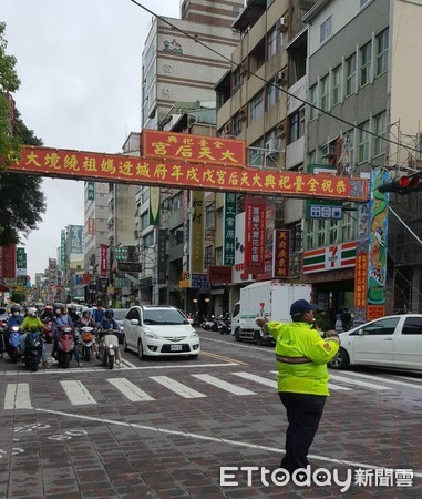 ▲107年端午節連續假期，台南市警局加派警民力疏導交通，以提升行車服務品質，維護交通安全。（圖／警方提供，下同）