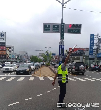 ▲107年端午節連續假期，台南市警局加派警民力疏導交通，以提升行車服務品質，維護交通安全。（圖／警方提供，下同）