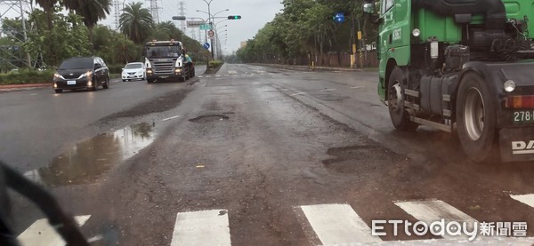 ▲連日豪大雨造成高雄地區不少路面損壞。（圖／記者宋德威攝）