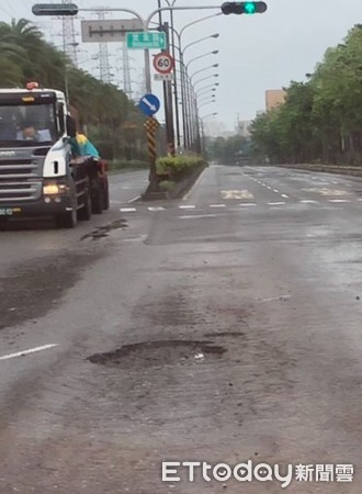 ▲連日豪大雨造成高雄地區不少路面損壞。（圖／記者宋德威攝）