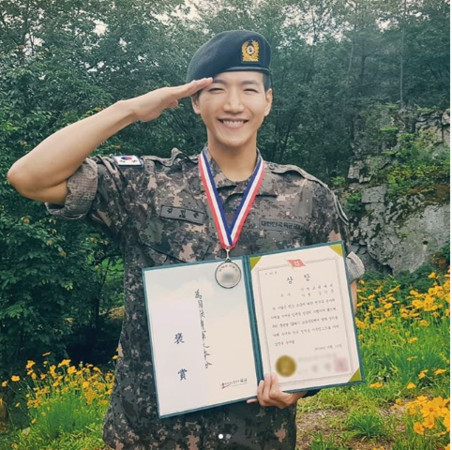 ▲2PM Jun.K在軍中拿到獎狀。（圖／翻攝自2PM IG）