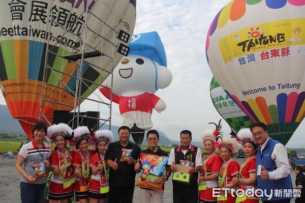 台灣國際熱氣球嘉年華活動前三天於鹿野高台舉辦「坐熱氣球吃紅藜米乖乖」活動，每天活動前100名乘坐的旅客，可免費獲得紅藜米乖乖。（圖／台東縣政府提供）