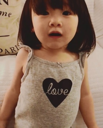 ▲▼阿緯一唱歌…1歲女兒「摀住耳朵」　崩潰大喊：誰教妳的。（圖／翻攝自阿緯Instagram） 