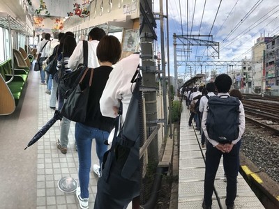 強震嚇不倒大阪人　上班族「安靜排隊下電車」被讚防災模範生