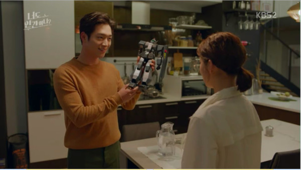 ▲▼《你也是人類嗎？》第五集，徐康俊飾演的機器人「南信3號」獻出初吻。（圖／翻攝自KBS）
