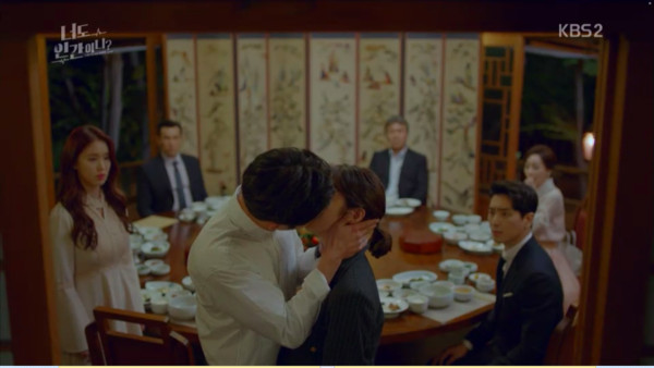 ▲▼《你也是人類嗎？》第五集，徐康俊飾演的機器人「南信3號」獻出初吻。（圖／翻攝自KBS）