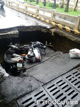 ▲台南市連日大雨，19日清晨東區林森路地下道機車道突發生坍方塌陷，造成面積約2M*2.5M、深約1.5米凹洞，有3名騎士行經該處人車跌落受傷送醫。（圖／記者林悅翻攝，下同）