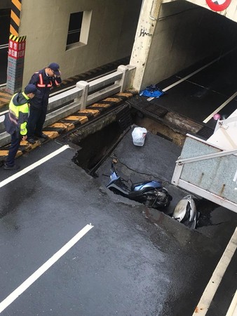 ▲▼網友PO出大同地下道路面塌陷。（圖／翻攝自台南諸事會社臉書社團）