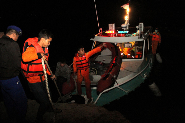 ▲▼印尼驚傳渡輪沉沒，近百人未被救出。（圖／路透）