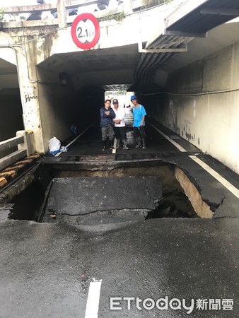 ▲台南市連夜豪大雨，東區林森路地下道機車道19日清晨突然塌陷，3輛機車閃避不及當場摔入凹洞受傷送醫，台南市長李孟諺接獲消息立刻親往現場勘察。（圖／市府提供）