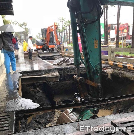 ▲台南市林森路大同地下道機車道塌陷事故，工務局正派員搶修。（圖／記者林悅攝）