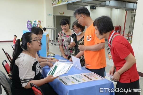 ▲嘉南藥理大學食品科技系，在東區崇文里里民活動中心舉辦「2018樂活包粽健康包中」活動。（圖／嘉藥提供）