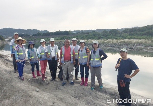 ▲大溪月眉社區水環境巡守隊，榮獲桃園市106年度水環境巡守隊「守護獎」。（圖／環保局提供）