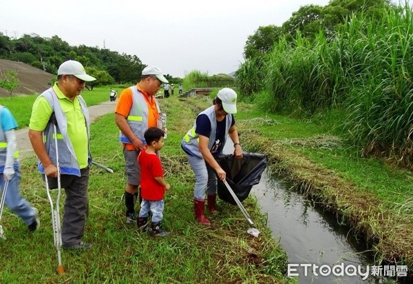 ▲大溪月眉社區水環境巡守隊，榮獲桃園市106年度水環境巡守隊「守護獎」。（圖／環保局提供）