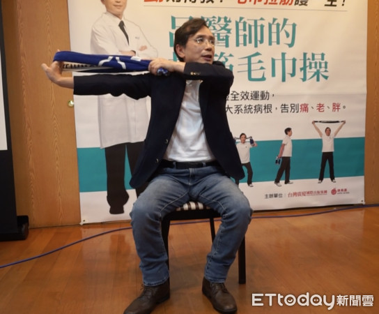 ▲呂紹達醫師毛巾操。（圖／記者嚴云岑攝）