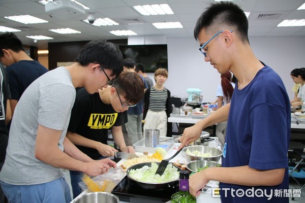 期末考題「最想做給長輩的菜」 醫學生親自下廚。（圖／陽明大學提供）