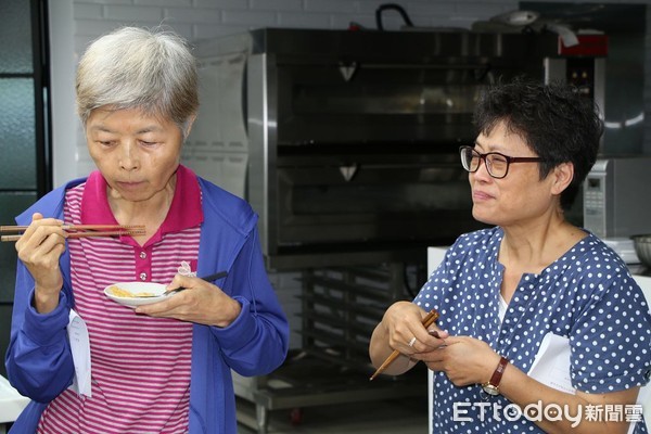 期末考題「最想做給長輩的菜」 醫學生親自下廚。（圖／陽明大學提供）