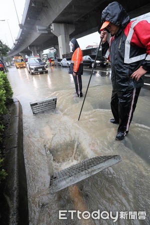 ▲高雄降下了瞬間性的大雨，導致馬路積水相當的嚴重。（圖／記者宋德威攝）