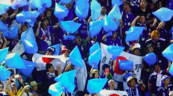 ▲日本球迷揮舞藍色塑膠袋應援，賽後拿來當垃圾袋。（圖／翻攝自推特Shironeki）
