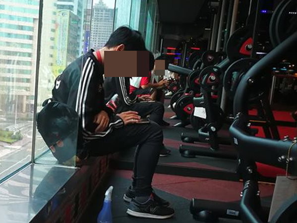 靠北健身房工讀生賞雨聊天！Nike男PO網被鏡子出賣　業者回應了。（圖／翻攝靠北健身界臉書）