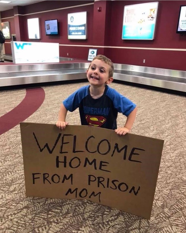 ▲▼美國小弟到機場接媽媽，拿著超搞笑的標語。（圖／翻攝自臉書Jessica MsJae Williams）