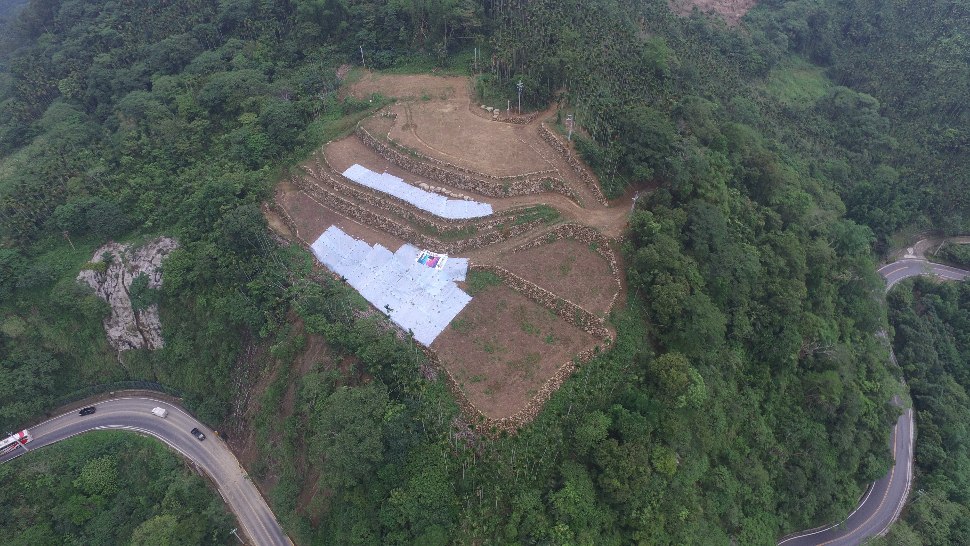 ▲阿里山公路上方開墾整地，導致36.8K下雨就有土石流。（圖／翻攝莊姓網友臉書及公路總局）