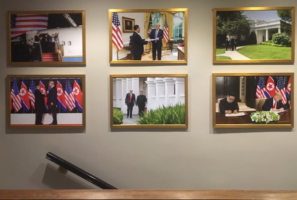 ▲▼ 華爾街日報記者上傳白宮西翼照片牆照片。（圖／翻攝自Twitter @MichaelCBender）