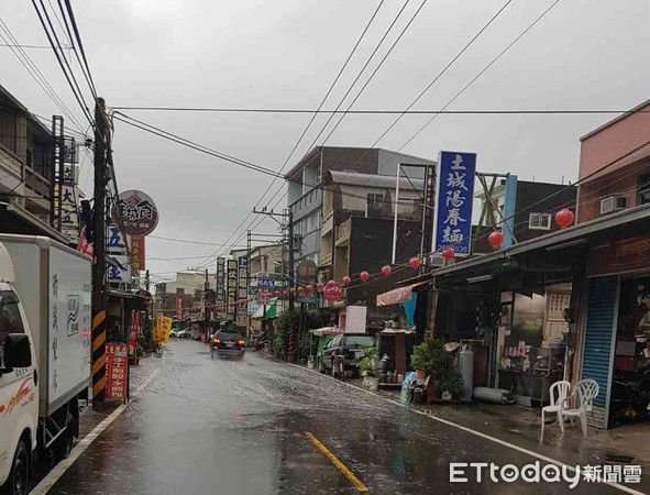 ▲台南市安南區土城20日上午約7時50分發生一波強降雨，造成安中路淹水，雨勢和緩後約20分後漸漸退去。（圖／記者林悅翻攝）