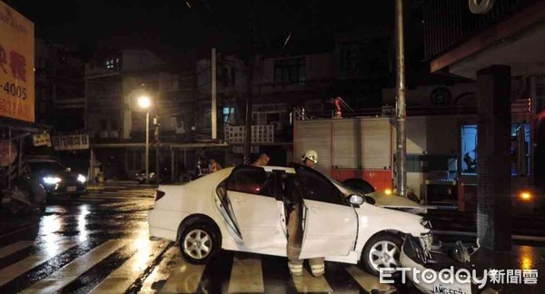 ▲台南市安南區安和路及安昌路口發生一起交通事故，一輛轎車不知何故，衝撞路邊交通號誌桿，零件噴飛四散落馬路，救護車將車上3男送醫。（圖／記者林悅翻攝，下同）