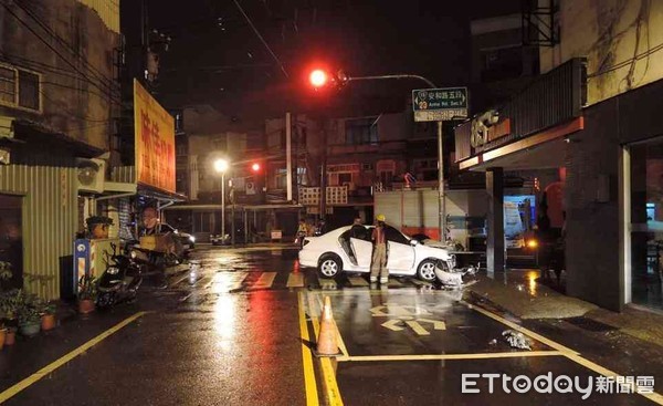 ▲台南市安南區安和路及安昌路口發生一起交通事故，一輛轎車不知何故，衝撞路邊交通號誌桿，零件噴飛四散落馬路，救護車將車上3男送醫。（圖／記者林悅翻攝，下同）