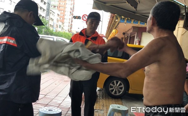 ▲酒醉男子為了100元賭氣跳高雄愛河，現場水流湍急，警消獲報到場展開救援。（圖／記者宋德威攝）