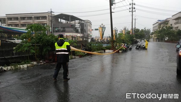 ▲安南區頂安街260巷19號前大排路面，因連續大雨影響，路面裂開約30公尺長的縫，三分局已於上午10時30分架設封鎖線。（圖／記者林悅翻攝，下同）