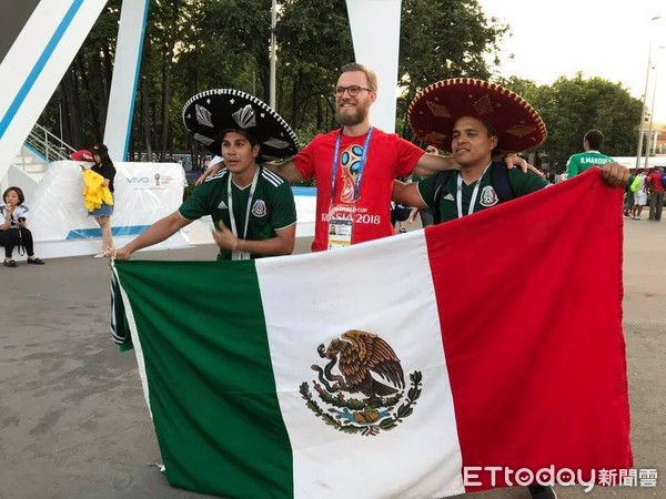 世足赛\/足球连起世界!墨西哥、哥国粉暖抬坐轮